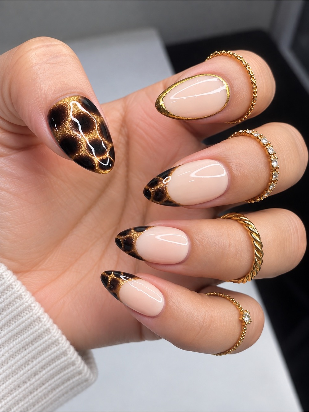Gold-Trim Tortoise shell Tip Almond Press-On Nails - Nude & Brown